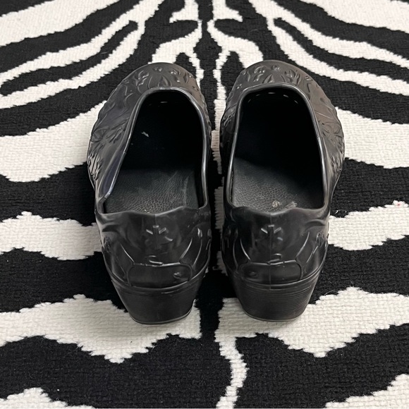 Dansko Pixie Rubber Clogs Nursing Shoes Black Embossed Tooled Floral Slip On 37 - Picture 5 of 8